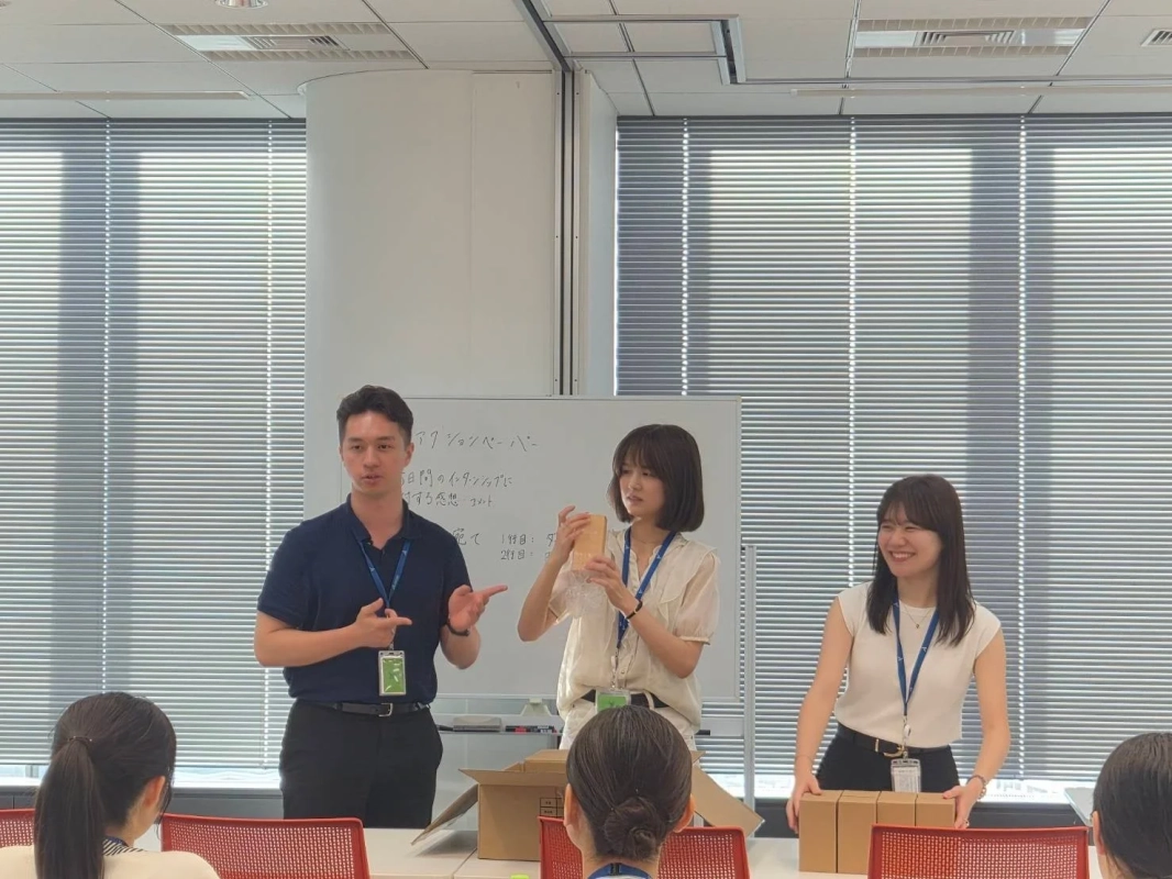 オフィスでのプレゼンテーションの様子