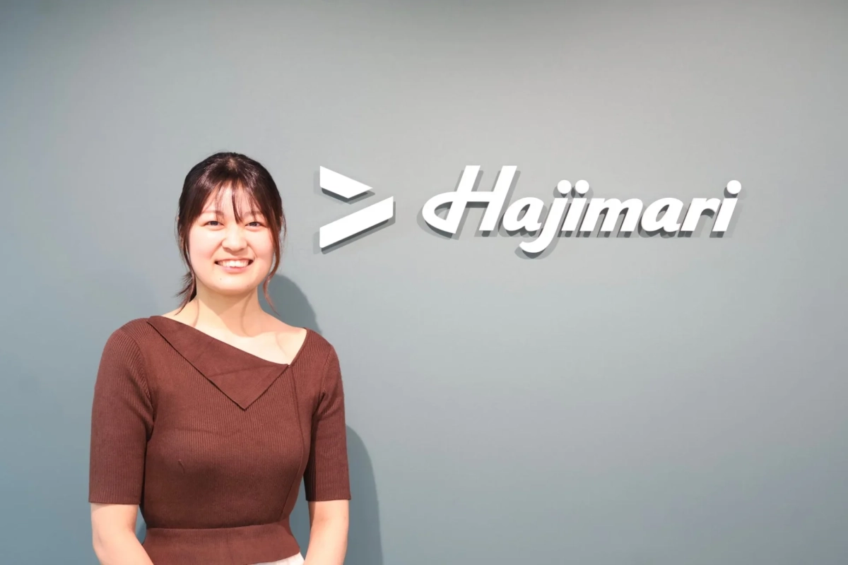 笑顔の女性とHajimariのロゴ