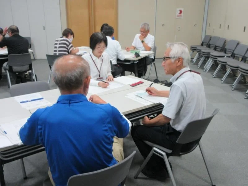 資料を見ながら話し合う人々