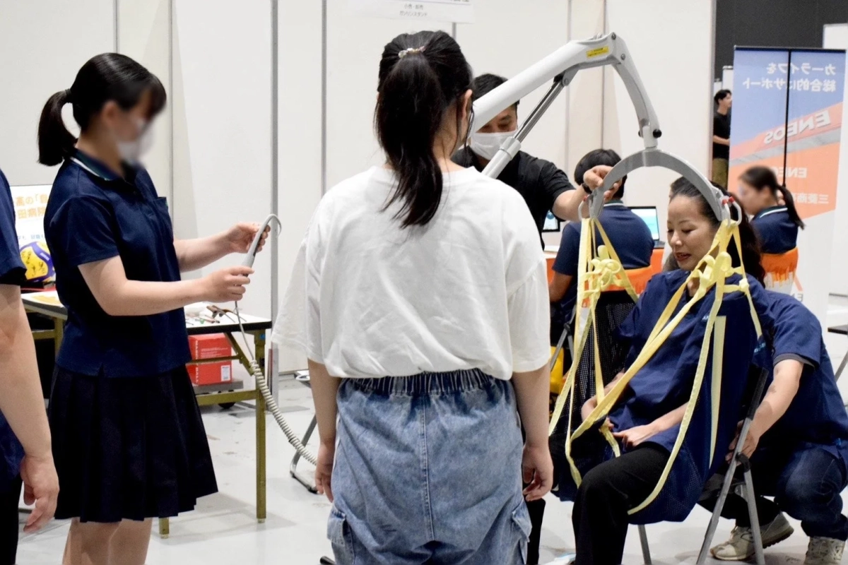 介護用リフトのデモンストレーション
