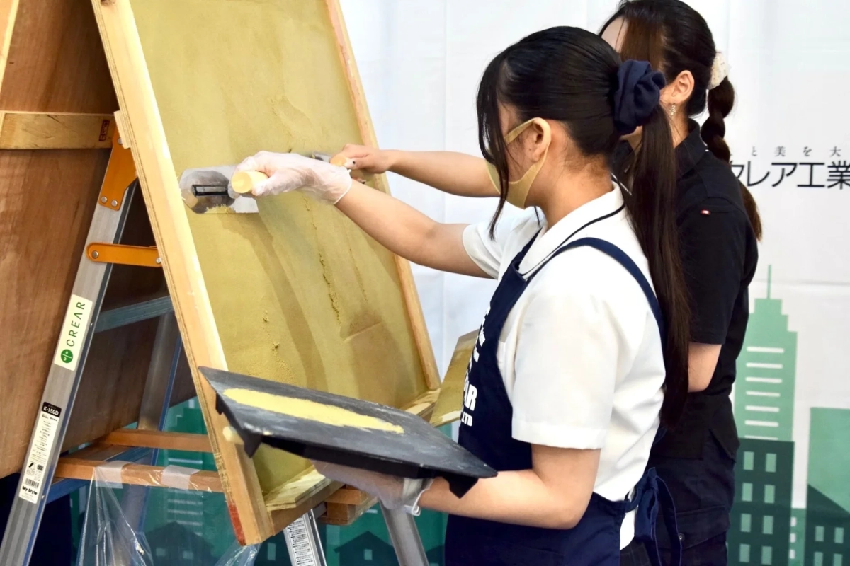 壁塗り体験をする女性