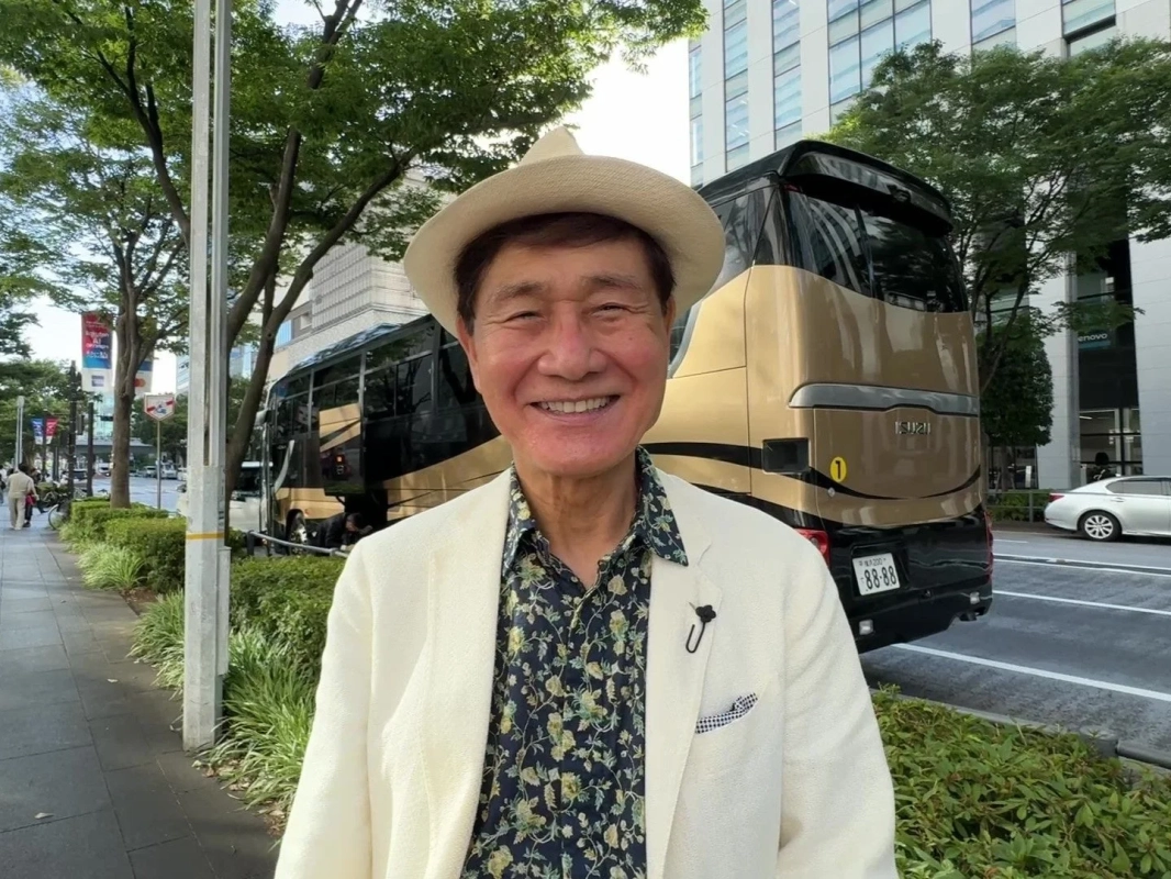 渡辺会長がバスの前に立つ様子