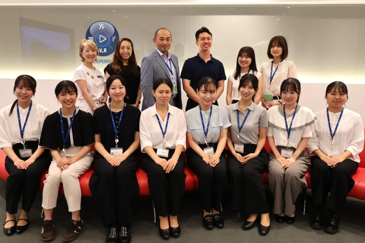 参加者と社員の集合写真