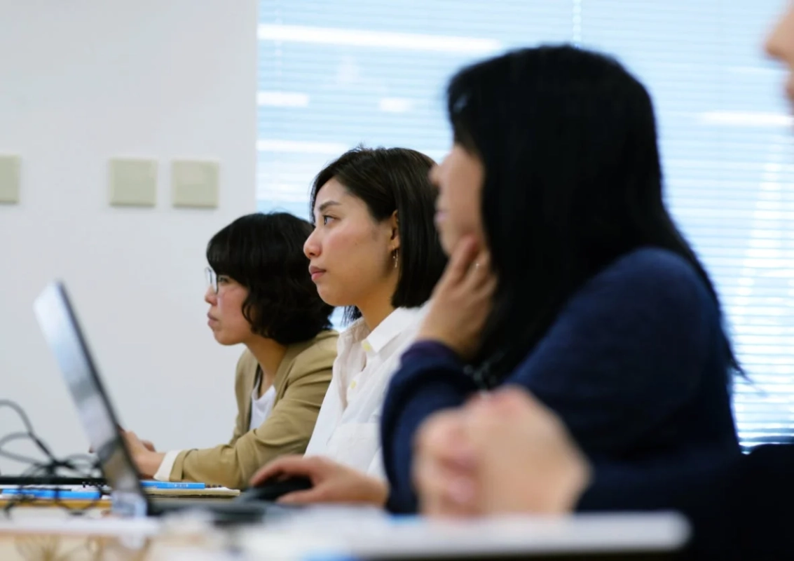 女性がセミナーに参加し、熱心に学ぶ様子