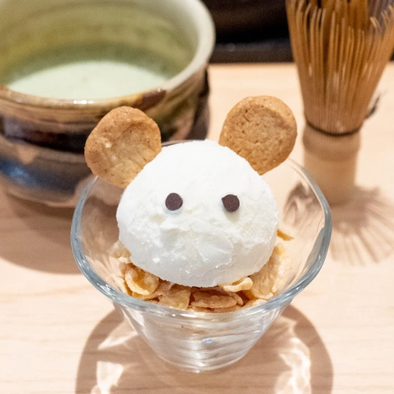 白い動物の形をした可愛らしいアイスクリームデザート